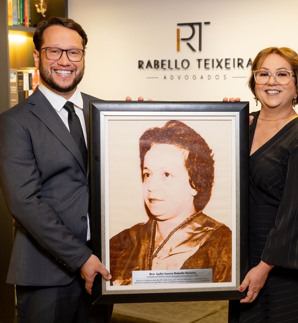 Dr. Lucas Rabello e Dra. Glória, com o retrato da Dra. Lydia