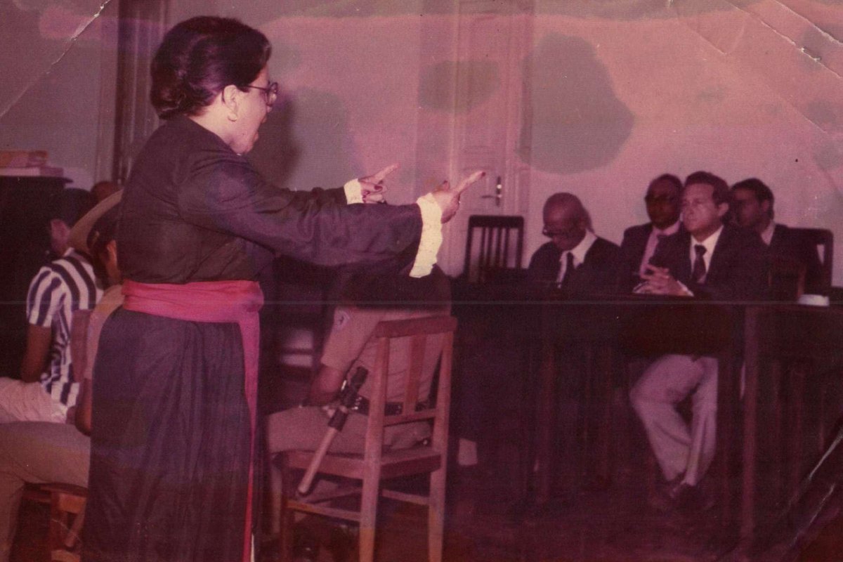 Dra. Lydia Izaura Rabello Teixeira sustentando oralmente no Tribunal do Júri